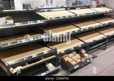 Hasselt. Limburg-Belgien 27. August 2023 Leere Theken in Lebensmittelregalen Stockfoto