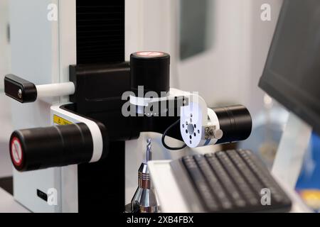 CNC-Werkzeugvoreinstellung und Messsystem Nahaufnahme. Selektiver Fokus. Stockfoto