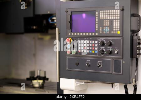 Vertikale Metallbearbeitung CNC-Bearbeitungszentrum Nahaufnahme. Selektiver Fokus. Stockfoto