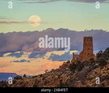 Der Wintermond steigt über dem Desert View Watchtower im Grand Canyon National Park, Arizona Stockfoto