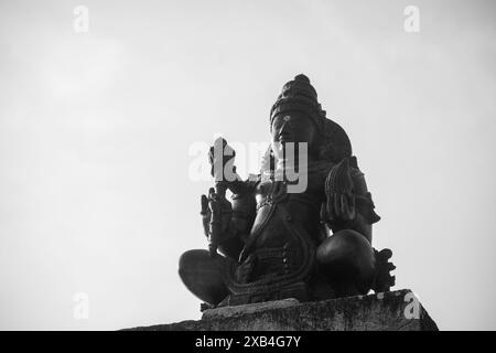 Ein Nahaufnahme-Schwarzweiß-Foto einer antiken Statue mit einem einzigen Auge auf der Stirn. Stockfoto