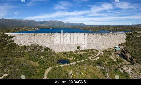 Nahaufnahme eines Damms mit bergigem Hintergrund in San Luis, Argentinien. Stockfoto