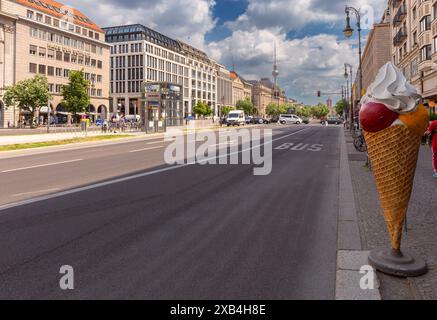 Berlin, Deutschland - 23. Mai 2024: Blick auf die berühmte Touristenhauptstraße unter den Linden an einem sonnigen Tag. Stockfoto