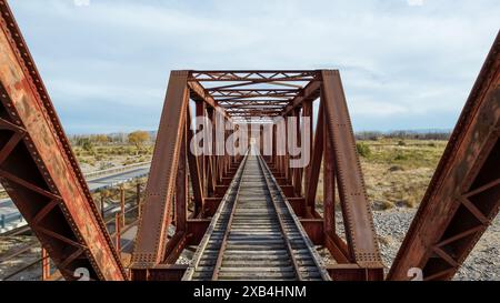 Alte Zugbrücke mit Nieten Stockfoto