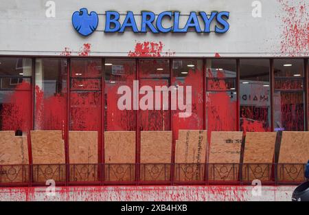 London, Großbritannien. Juni 2024. Aktivisten der Gruppe Palestine Action zertrümmerten Fenster und spritzten rote Farbe auf die Barclays Bank in St. John’s Wood und forderten (laut der Gruppe), dass die Bank aus der israelischen Waffenindustrie veräußert. Quelle: Vuk Valcic/Alamy Live News Stockfoto