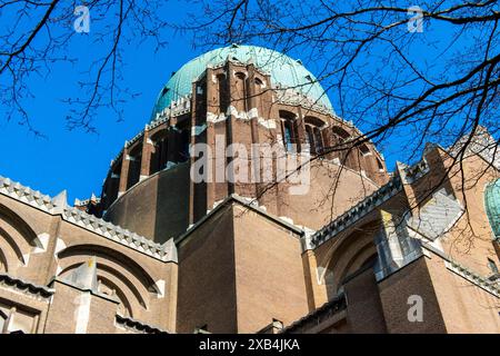 Außenansicht der Nationalbasilika von Belgien Außenansicht der Nationalbasilika, römisch-katholischen Basilika und Kirche von Belgien in Brussel. Brussel nationale Basiliek / Kathedraal, Gewest Brussel Belgie Copyright: XGuidoxKoppesxPhotox Stockfoto