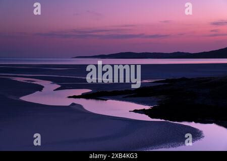 Ein farbenfroher Sonnenuntergang über Luskentyre Beach bei Ebbe an der Westküste der Isle of Harris Stockfoto