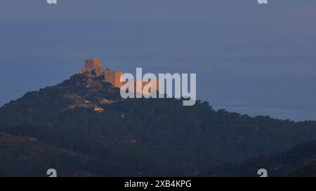 Eine Burg auf einem Hügel im ersten Morgenlicht, umgeben von einer natürlichen Landschaft, Kritinia Castle, St. John's Castle, Kritinia, Rhodos, Dodekanesisch Stockfoto