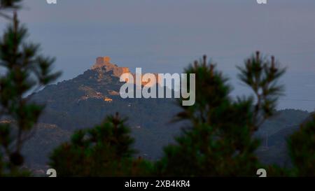 Ein Schloss auf einem Hügel im ersten Morgenlicht, umgeben von Bäumen in der Abenddämmerung, Schloss Kritinia, Schloss St. John, Kritinia, Rhodos, Dodekanesisch, Griechisch Stockfoto