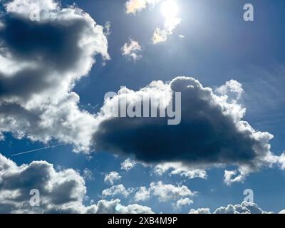 Dunkle Wolken vor Stratocumulus im Hintergrund Altocumulus Cluster Wolken vor blauem Himmel, international Stockfoto