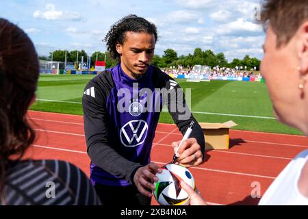 Leroy Sane (Deutschland) unterschreibt ein Ball, GER, DFB, Oeffentliches Training, Fussball Herren Nationalmannschaft Deutschland, UEFA Fussball Europameisterschaft 2024, Herzogenaurach 10.06.2024. Foto: Eibner-Pressefoto/Florian Wiegand Stockfoto