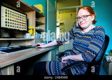 Junge Frau, die von zu Hause aus arbeitet Junge Frau, die zu Hause arbeitet, mit ihrem Computer ihre Fotos auf der Dreamstime Microstock-Website hochlädt und verwaltet. Roosendaal, Niederlande. Roosendaal zu Hause in Jan Vermeerlaan Noord-Brabant Nederland Copyright: XGuidoxKoppesxPhotox Stockfoto