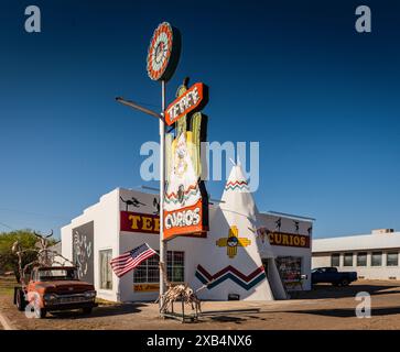 Tucumcari, New Mexico, USA - 18. März 2017: Außenansicht von Teepee Curious, einer Attraktion und Souvenirladen an der Route 66. Stockfoto