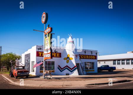 Tucumcari, New Mexico, USA - 18. März 2017: Außenansicht von Teepee Curious, einer Attraktion und Souvenirladen an der Route 66. Stockfoto