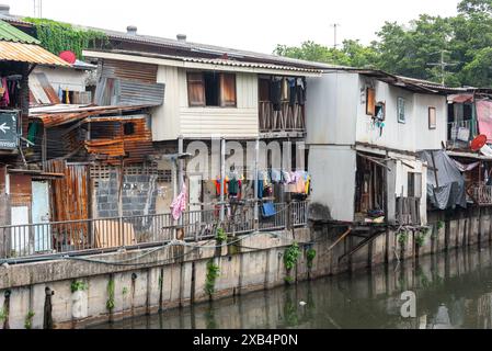 Bangkok, Thailand - 28. März 2024: Slums entlang des Khlong Toei (Kanal). Stockfoto