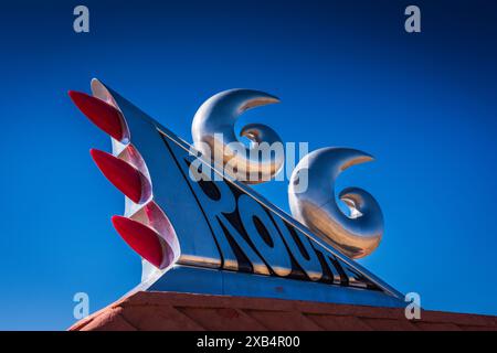 Tucumcari, New Mexico USA - 18. März 2017: Straßenschild Chrom Route 66. Stockfoto