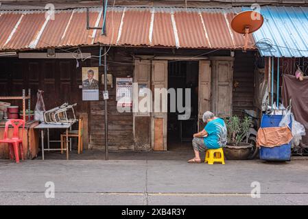 Bangkok, Thailand - 28. März 2024: Alte Plankenhäuser in der Nähe von Khlong Toei (Kanal). Stockfoto