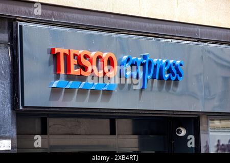 Schilder, Branding, Logo und Ladenfront von Tesco Express Stockfoto