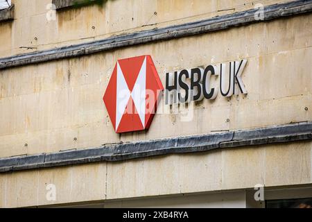 Beschilderung, Branding, Logo und Sfrontage der HSBC-Bankfiliale in Großbritannien Stockfoto