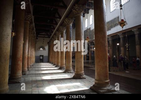 Säulen aus Carrara-Marmor, Mosaike an Wänden und Kronleuchter in der Geburtskirche, die im 6. Jahrhundert v. Chr. von byzantinischem Kaiser Justinian umgebaut wurde D Stockfoto