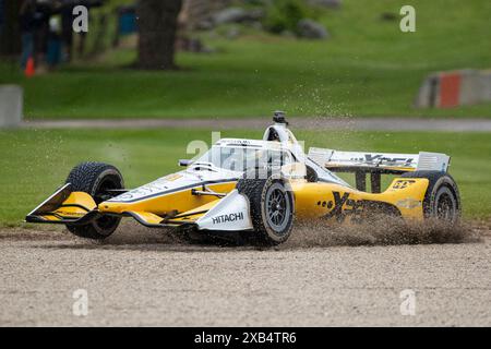 8. Juni 2024: IndyCar #3 Scott McLaughlin, der sein weißes und gelbes Team Penske XPEL fährt, verliert die Kontrolle in Runde 3 während des Qualifyings vor dem XPEL Grand Prix in der Road America in Elkhart Lake, WI - Mike Wulf/CSM Stockfoto