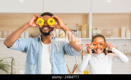 Familienspaß mit Essen in der Küche zu Hause Stockfoto