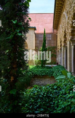 Innengarten des Aljaferia-Palastes in Saragossa, Aragon, Spanien, 06-06-2024 Stockfoto