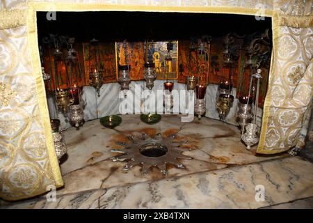 Der Geburtsort Jesu Christi, der Stern von Bethlehem und die Laternen in der Höhle der Geburtskirche Stockfoto