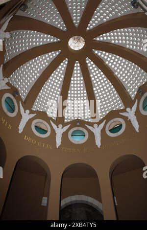 Decke der Kapelle des Hirtenfeldes, entworfen vom franziskanischen italienischen Architekten Antonio Barluzzi in Beit Sachur bei Bethlehem, Westjordanland Stockfoto