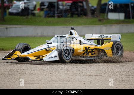 8. Juni 2024: IndyCar #3 Scott McLaughlin, der sein weißes und gelbes Team Penske XPEL fährt, verliert die Kontrolle in Runde 3 während des Qualifyings vor dem XPEL Grand Prix in der Road America in Elkhart Lake, WI - Mike Wulf/CSM Stockfoto