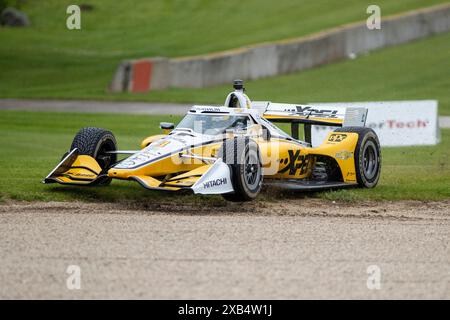 8. Juni 2024: IndyCar #3 Scott McLaughlin, der sein weißes und gelbes Team Penske XPEL fährt, verliert die Kontrolle in Runde 3 während des Qualifyings vor dem XPEL Grand Prix in der Road America in Elkhart Lake, WI - Mike Wulf/CSM Stockfoto