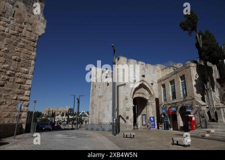 Das Jaffa-Tor in der Altstadt von Jerusalem befindet sich auf der rechten Seite das ursprüngliche Tor, die andere Eröffnung wurde 1898 eröffnet, um deutschen Kaiser Wilhelm 2. In einer Kutsche einfahren zu lassen Stockfoto