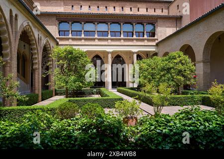 Gärten im Innenhof von Santa Isabel im Aljaferia-Palast in Saragossa, Aragon, Spanien, 06-06-2024 Stockfoto