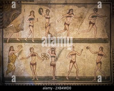 Bikini Mädchen Mosaiken in der Villa Romana del Casale, Piazza Armerina, Sicilia, Italien. Stockfoto