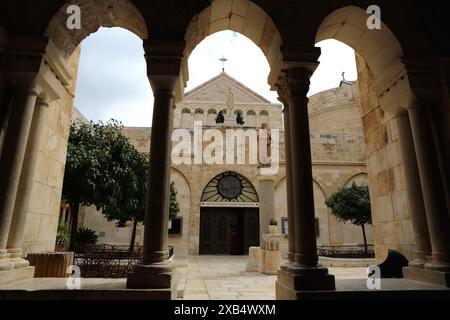 Katholische Franziskanerkirche St. Katharina, Mitternachtskirche und Skulptur des Hl. Jerome neben der Geburtskirche in Bethlehem Stockfoto