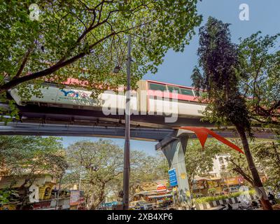 02 25 2024 hohe, mehrstöckige Gebäude hinter den 30 m hohen, erhöhten Monobahnen Loar Parel, Mumbai Indien Asien. Stockfoto