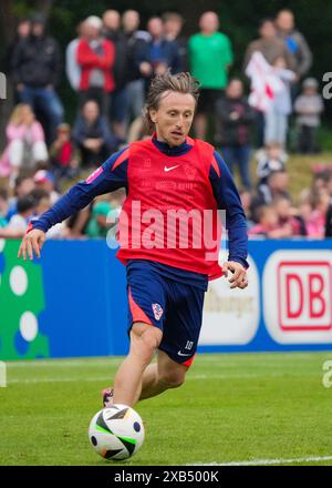 Neuruppin, Deutschland. Juni 2024. Der kroatische Luka Modric trainiert im Volksparkstadion (Stadion des Märkischen Sportvereins MSV) während des öffentlichen Trainings der kroatischen Fußballnationalmannschaft. Quelle: Soeren Stache/dpa/Alamy Live News Stockfoto