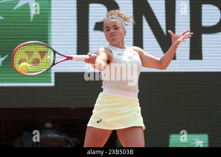 Jasmine Paolini aus Italien im Finale der Frauen gegen IgA Swiatek aus Polen am 14. Tag der French Open 2024, Roland-Garros 2024, Grand Slam-Tennisturnier am 8. Juni 2024 im Roland-Garros-Stadion in Paris Stockfoto