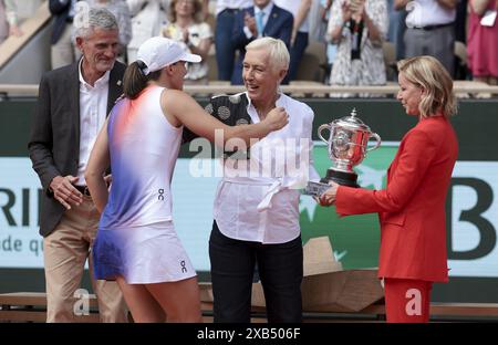 Siegerin IgA Swiatek aus Polen erhält ihre Trophäe von Chris Evert und Martina Navratilova, verließ Präsidentin des französischen Tennisverbandes FFT Gilles Moretton während der Podiumzeremonie nach dem Frauenfinale am 14. Tag der French Open 2024, Roland-Garros 2024, Grand Slam Tennis Turnier am 8. Juni. 2024 im Roland-Garros-Stadion in Paris, Frankreich Stockfoto