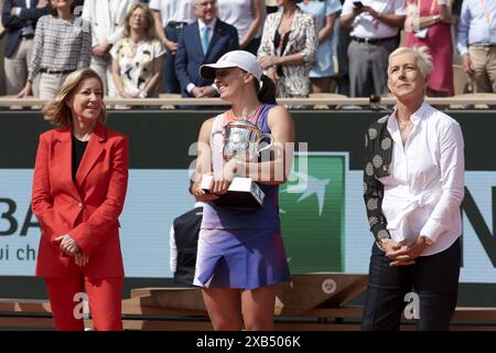 Sieger IgA Swiatek aus Polen zwischen Chris Evert und Martina Navratilova während der Podestzeremonie im Anschluss an das Frauenfinale am 14. Tag der French Open 2024, Roland-Garros 2024, Grand Slam-Tennisturnier am 8. Juni 2024 im Roland-Garros-Stadion in Paris, Frankreich Stockfoto