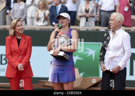 Sieger IgA Swiatek aus Polen zwischen Chris Evert und Martina Navratilova während der Podestzeremonie im Anschluss an das Frauenfinale am 14. Tag der French Open 2024, Roland-Garros 2024, Grand Slam-Tennisturnier am 8. Juni 2024 im Roland-Garros-Stadion in Paris, Frankreich Stockfoto