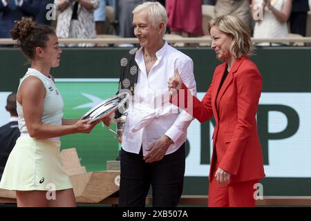 Finalistin Jasmine Paolini aus Italien, Chris Evert, Martina Navratilova während der Podestzeremonie nach dem Frauenfinale am 14. Tag der French Open 2024, Roland-Garros 2024, Grand Slam Tennis Turnier am 8. Juni 2024 im Roland-Garros Stadion in Paris Stockfoto