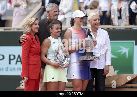 Finalistin Jasmine Paolini aus Italien, Sieger IgA Swiatek aus Polen, Kapitulation von Chris Evert, Präsident des französischen Tennisverbandes FFT Gilles Moretton, Martina Navratilova während der Podestzeremonie nach dem Frauenfinale am 14. Tag der French Open 2024, Roland-Garros 2024, Grand Slam Tennis Turnier am 8. Juni, 2024 im Roland-Garros-Stadion in Paris, Frankreich Stockfoto