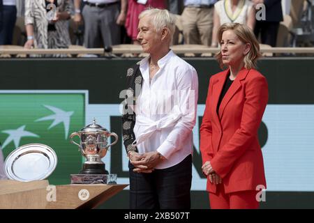 Chris Evert, Martina Navratilova während der Podestzeremonie nach dem Frauenfinale am 14. Tag der French Open 2024, Roland-Garros 2024, Grand Slam-Tennisturnier am 8. Juni 2024 im Roland-Garros-Stadion in Paris, Frankreich Stockfoto