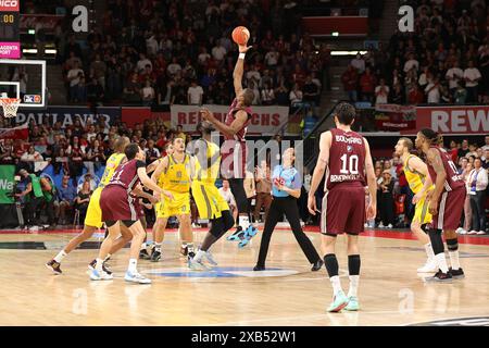 Tip Off der Partie. GER, FC Bayern Basketball vs. Alba Berlin, Basketball, 1.Bundesliga, Playoffs, Finale Spiel 2, Saison 2023/2024, 10.06.2024, Foto: Eibner-Pressefoto/Marcel Engelbrecht Stockfoto