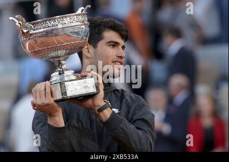 Sieger Carlos Alcaraz aus Spanien bei der Podestzeremonie des Herrenfinales am 15. Tag der French Open 2024, Roland-Garros 2024, Grand Slam-Tennisturnier am 9. Juni 2024 im Roland-Garros-Stadion in Paris, Frankreich Stockfoto