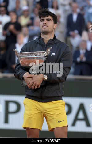 Sieger Carlos Alcaraz aus Spanien bei der Podestzeremonie des Herrenfinales am 15. Tag der French Open 2024, Roland-Garros 2024, Grand Slam-Tennisturnier am 9. Juni 2024 im Roland-Garros-Stadion in Paris, Frankreich Stockfoto