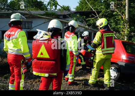 Ebersbach - Einsatzkräfte trainieren den Ernstfall 09.06.2024 Ebersbach, Landkreis Görlitz Fotograf: LausitzNews.de/ Niclas Bittrich nach monatelanger Planung war es am Samstag nun soweit. Eine gemeinsame Übung von Feuerwehr, THW und Falck organisiert von der FFW Schöpstal. Szenario war ein schwerer Verkehrsunfall mit 4 verletzten, einer davon bereits verstorben. Innerhalb des Szenarios galt es zwei schwer verletzte Patienten die sich noch in den Autos befanden, zu befreit. Sowohl Feuerwehr als auch THW setzen hydraulische Rettungsgeräte ein um die Insassen zu befreien Stockfoto