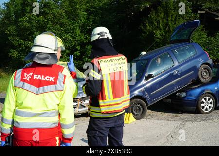 Ebersbach - Einsatzkräfte trainieren den Ernstfall 09.06.2024 Ebersbach, Landkreis Görlitz Fotograf: LausitzNews.de/ Niclas Bittrich nach monatelanger Planung war es am Samstag nun soweit. Eine gemeinsame Übung von Feuerwehr, THW und Falck organisiert von der FFW Schöpstal. Szenario war ein schwerer Verkehrsunfall mit 4 verletzten, einer davon bereits verstorben. Innerhalb des Szenarios galt es zwei schwer verletzte Patienten die sich noch in den Autos befanden, zu befreit. Sowohl Feuerwehr als auch THW setzen hydraulische Rettungsgeräte ein um die Insassen zu befreien Stockfoto