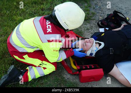 Ebersbach - Einsatzkräfte trainieren den Ernstfall 09.06.2024 Ebersbach, Landkreis Görlitz Fotograf: LausitzNews.de/ Niclas Bittrich nach monatelanger Planung war es am Samstag nun soweit. Eine gemeinsame Übung von Feuerwehr, THW und Falck organisiert von der FFW Schöpstal. Szenario war ein schwerer Verkehrsunfall mit 4 verletzten, einer davon bereits verstorben. Innerhalb des Szenarios galt es zwei schwer verletzte Patienten die sich noch in den Autos befanden, zu befreit. Sowohl Feuerwehr als auch THW setzen hydraulische Rettungsgeräte ein um die Insassen zu befreien Stockfoto